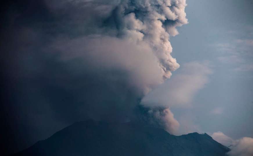 Zbog vulkanske aktivnosti glavni aerodrom na Baliju zatvoren i naredna 24 sata